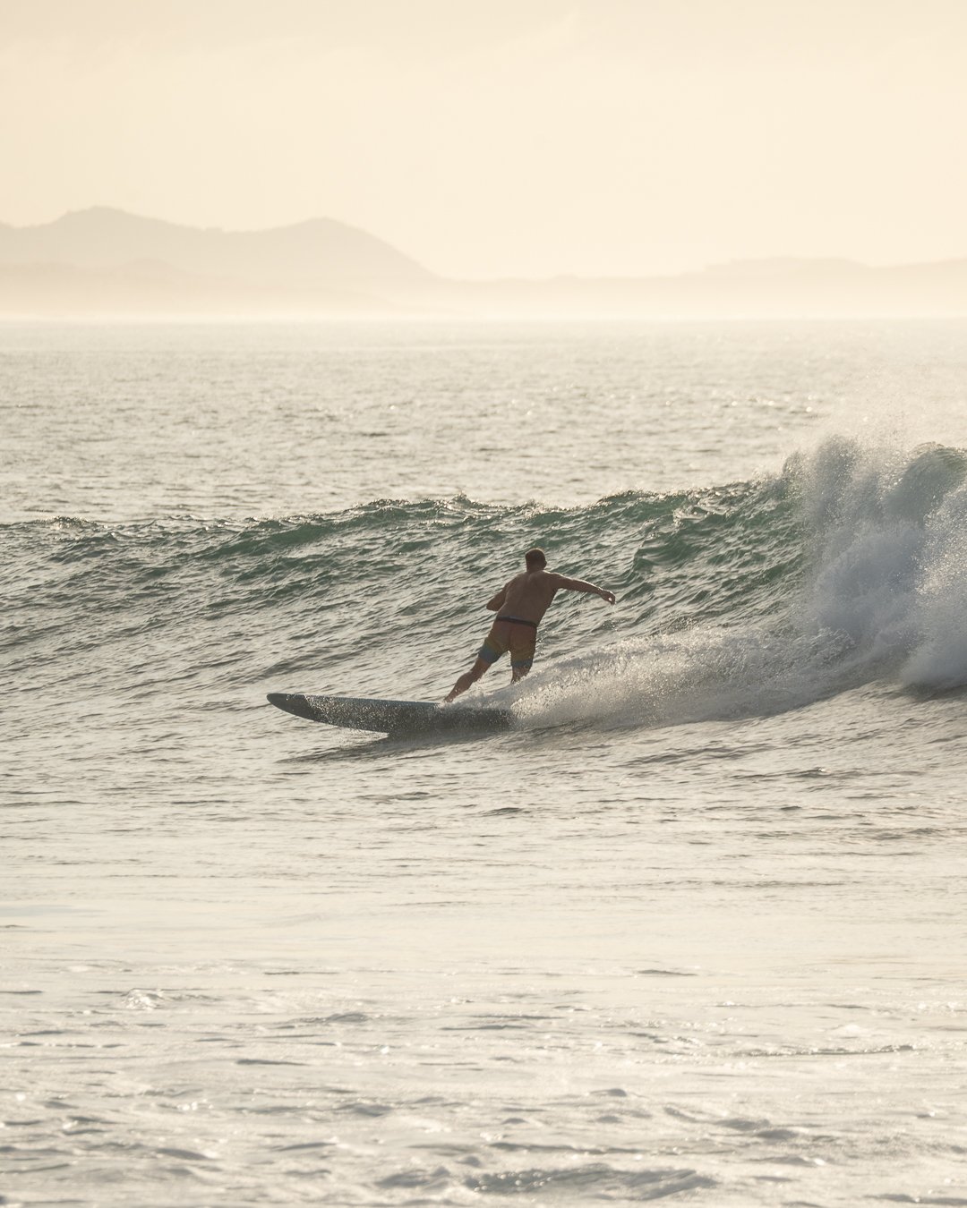 Surfista en las olas de San José del Cabo